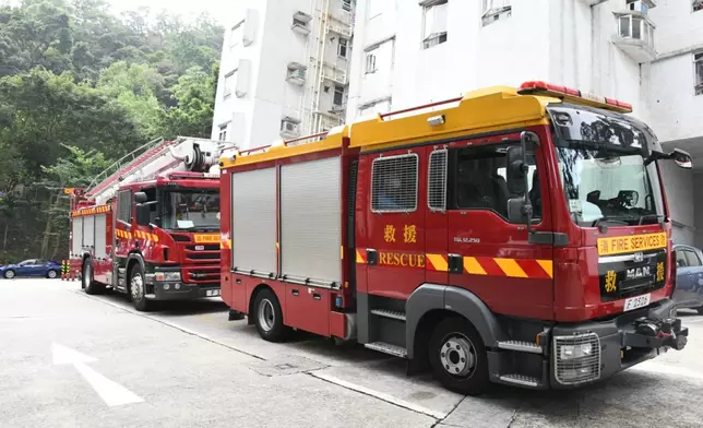 消防員在翠竹花園9座對開進行拯救工作。