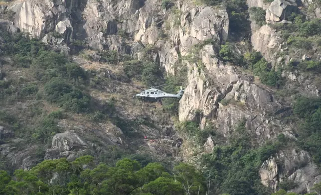 墮崖女由直升機吊起，送往赤鱲角飛行服務隊機坪。