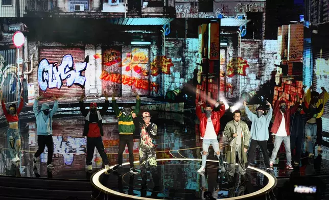 Heyo與阿弗與一班hip-pop舞者在金馬獎台上表演。