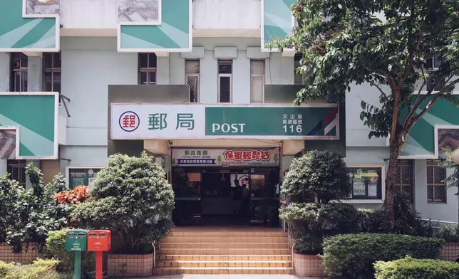 劇組斥資500萬台幣(約136萬港元)搭建郵局場景，太逼真令市民誤入寄信。