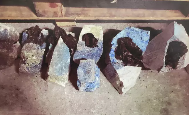 警方在倉庫內發現近1噸重石頭，並在石頭內起出43公斤冰毒。