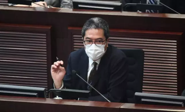 黃偉綸出席財委會。