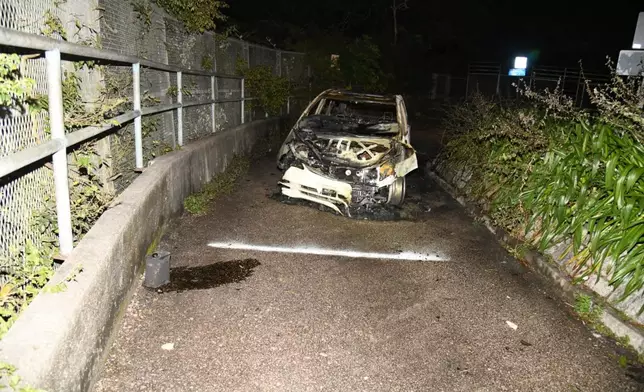 一輛白色私家在大埔道九龍水塘一停車場疑遭縱火焚毀。