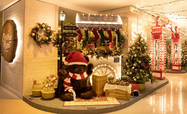 置地廣場中庭三樓內，以聖誕樹及舊式街燈為聖誕裝飾。