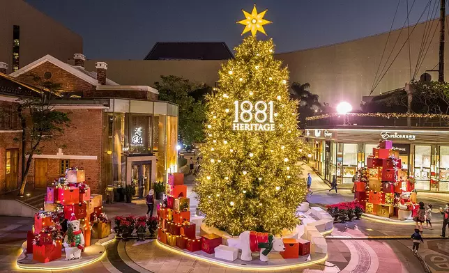 1881廣場位置設有8米高大型聖誕樹。