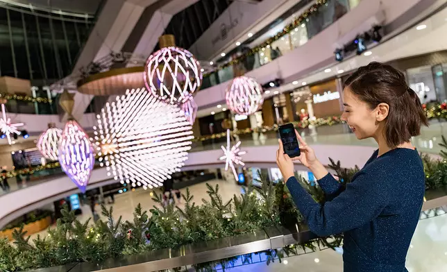 中環ifc商場中庭位置可配合AR程式，讓訪客創造自己的虛擬聖誕小鎮。