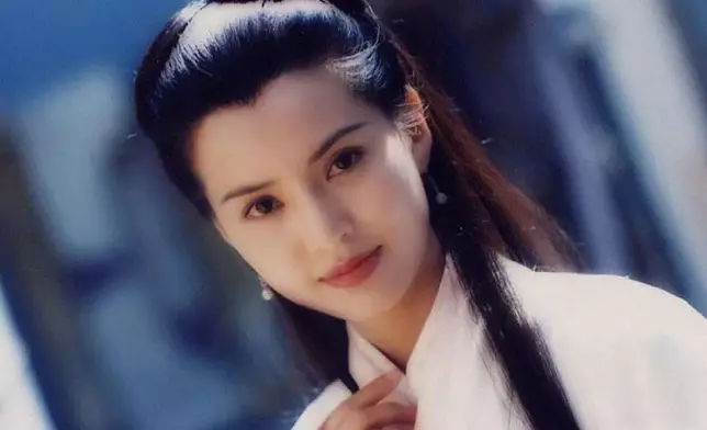 李若彤在《神鵰俠侶》中飾演「小龍女」，而被網民稱為「永遠的姑姑」。