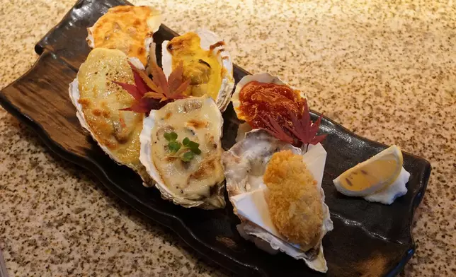 蠔食6味拼盤$198，蒜蓉番茄、明太子黑松露、煙肉、白汁北海道醬(洋蔥、蟹籽、芝士碎、沙律醬，一次過滿足你6個願望！（本網記者攝）