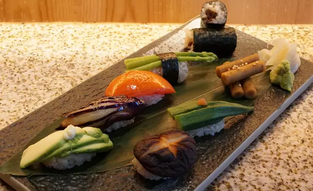 田園壽司拼盤$128，牛油果、燒茄子、燒番茄、燒冬菇、露筍、秋葵加干飄卷，適合素食人士！（本網記者攝）