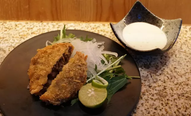 吉列和牛漢堡（丸十朗豪坊分店限定）$128
  以免治和牛及洋蔥作配料，口感香脆，當切開後肉汁四溢。（本網記者攝）