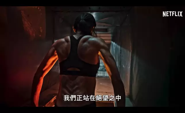 曾作為專業拳擊手出身的李施昤有爆肌演出（預告截圖）