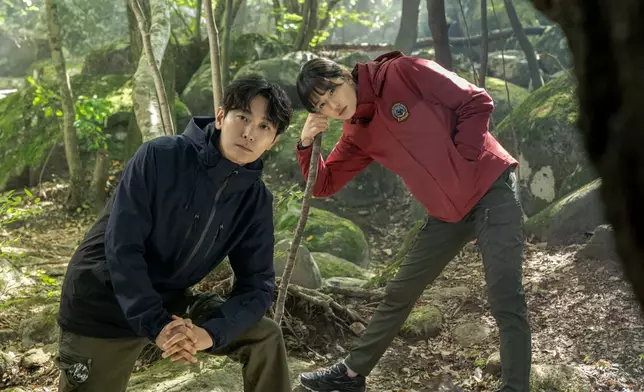 tvN方面公開了全智賢和朱智勛穿上行山裝備的《智異山》劇照（網上圖片）