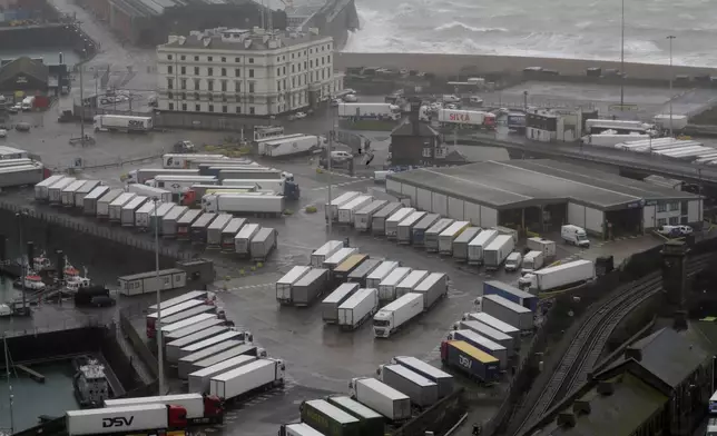 大量貨車滯留在英國多佛爾港口。AP圖片