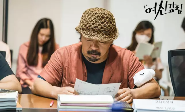 金炳春在《女神降臨》中飾演新春高中的副校長（tvN Drama IG圖片）