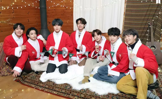 BTS分享著上聖誕老人裝的照片為粉絲們送上禮物。
