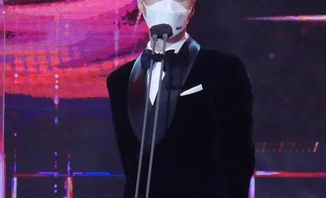 趙寅成驚喜亮相做頒獎嘉賓（網上圖片）