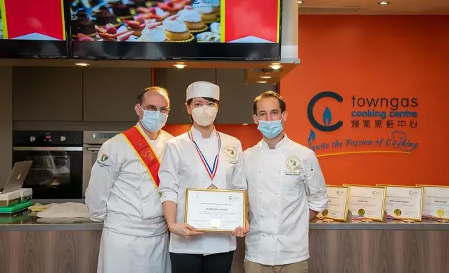 Gigi成功考獲法國糕餅烹飪藝術文憑。