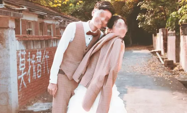 即使第二天在日光下拍的婚照，要求一對新人擺出的動作，都令人摸不著頭腦，就像這張新娘子手上的衣服完全遮蓋了自己的上身！(網上圖片)