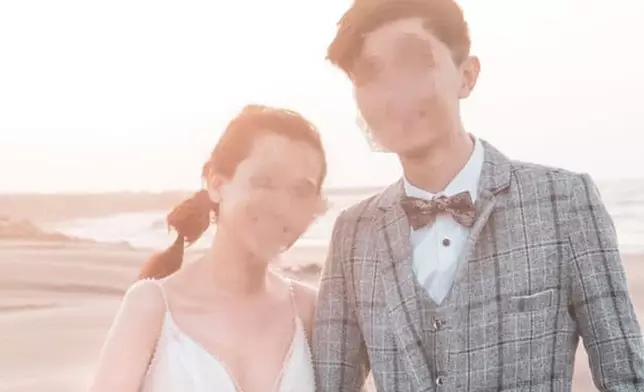 有網友指這張照片中新娘子的頭髮造型很奇怪。(網上圖片)