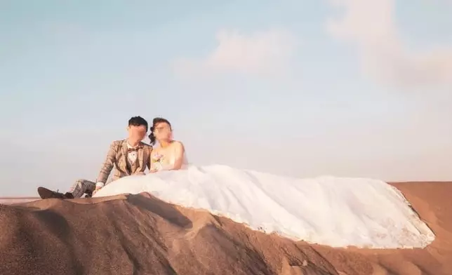 在沙灘上拍的照片，就像在沙漠上拍似的。(網上圖片)