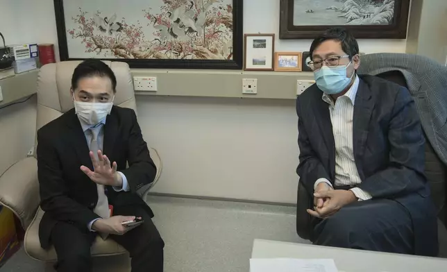 楊偉國教授(左)和呂維加教授(右)。