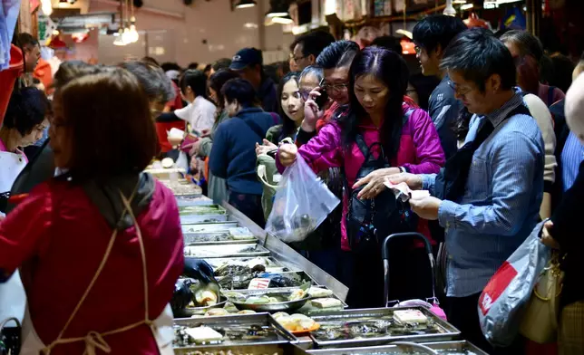 市民下周需要迎來一個不能大夥兒外出用餐的冬至，但不少家庭已「變陣」，方便留家過節。資料圖片
