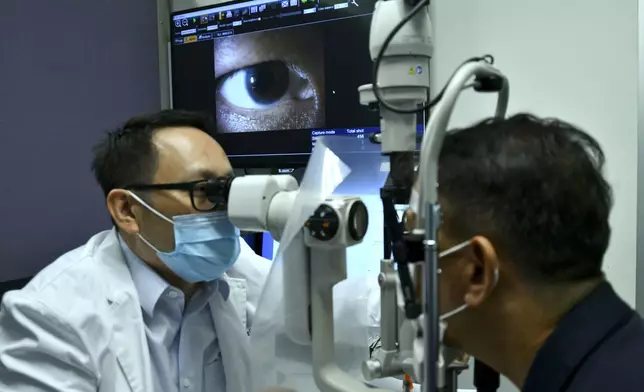 港大醫學院眼科學系臨床助理教授陳焯鴻(圖左)指，五成50歲或以上參加者有眼疾，比例較想像中高。