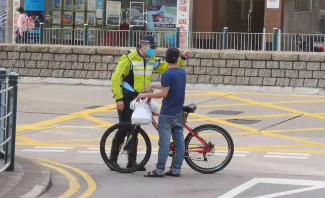 8名騎踏單車人士亦被發傳票。圖:警方提供