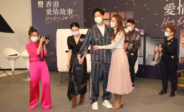 王敏奕與謝東閔於《香港愛情故事》記者會上，落力玩遊戲。