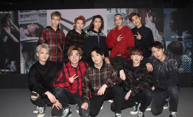 訪問當日，姜濤仍身在台灣，Ian則忙拍劇，只得MIRROR 10子包括（前左起）Jeremy、Edan阿Jer、Anson Lo、Stanley，（後左起）Alton、Frankie、Tiger、Lokman和AK現身。