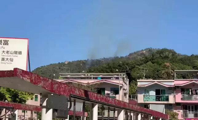 山頭黑煙冒升。香港突發事故報料區 Facebook影片截圖