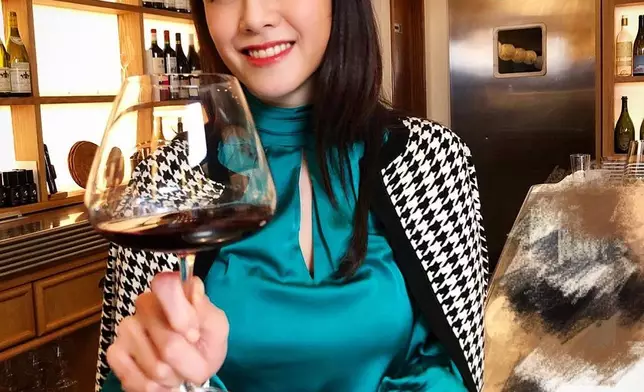 廖碧兒的緋聞女友身份，由「好友」變「Auntie Bernice」，明顯愈降愈低。