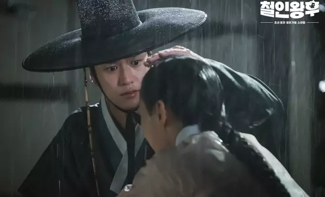 羅仁宇在《哲仁王后》中飾演「金炳仁」，對女主角申惠善 一往情深。（網上圖片）