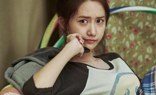 允兒在《秘密任務》第一集中展現有趣演技（網上圖片）