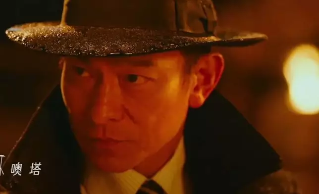 華仔穿上大衣，戴上黑帽，造型十足發哥在《上海灘》飾演的經典角色許文強 。