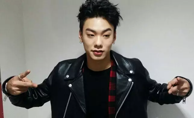 韓國Rapper Iron今早被發現倒臥公寓花圃中，送院搶救無效身亡（網上圖片）