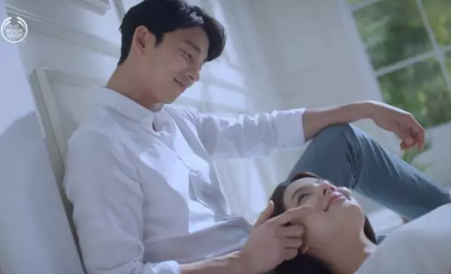宋侑庭在2015年時曾與人氣男演員孔劉合作拍攝護膚品廣告（網上圖片）