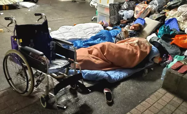 在深水埗通州街公園一些露宿市民在紙皮上睡覺。