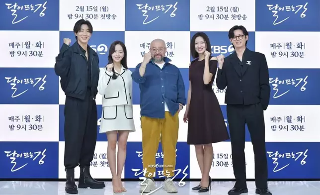 （左至右）志洙、金所炫、尹尚浩導演、崔有華、李知勳（網上圖片）