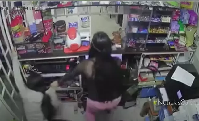 14歲女兒（圖左）一手擋門，一手打開抽屜拿刀自衛。（網上圖片）