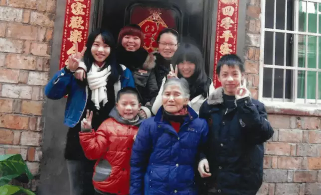 唐才英（前排右二）、張佳港（右一）及家中其他孩子。（網上圖片）