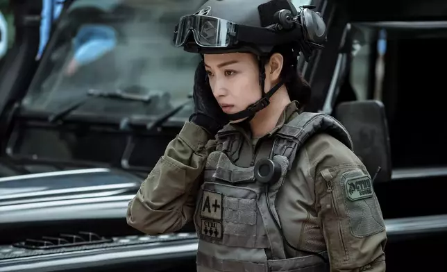 倪妮首次參演香港電影，在《拆彈專家2》飾演反恐特種隊總督察「龐玲」。