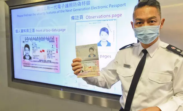 蘇駿豪指出，行動研究組配備的視像光譜對比儀能有效分辨偽造的新一代特區護照。