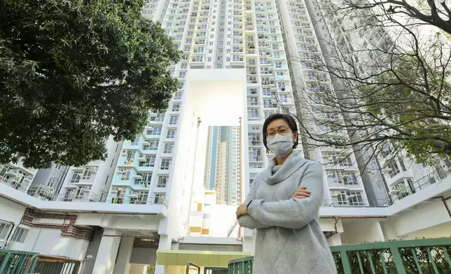 房屋署總設計師佘慶儀解釋，在樓身設置高約34米、闊約10米的通風門廊，可令兩幢大廈合二為一。