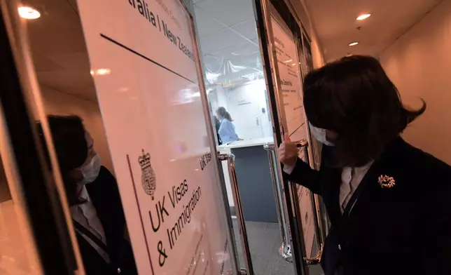 有市民到位於北角的簽證申請中心辦理手續。