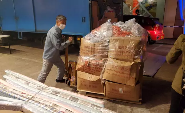 工作人員搬運物資。