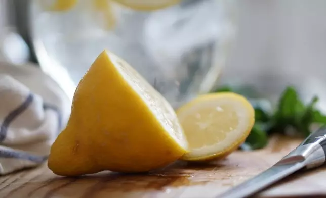 檸檬可清除雪櫃異味。