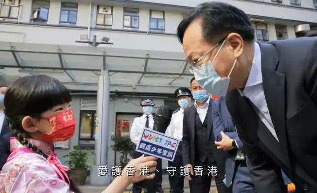 小記者楠楠「野生捕獲」中聯辦副主任陳冬。