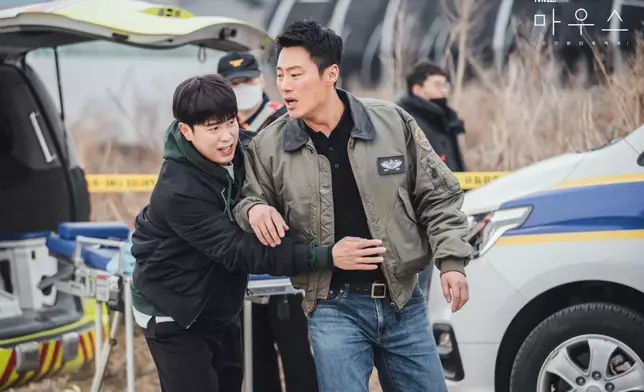 李熙俊飾演無視法律的刑警「高武治」，P.O也是與他一起工作的隊員同事。