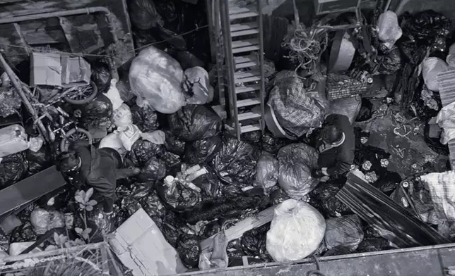 劇組每天長期在又濕又髒的垃圾堆拍攝，營造地獄氣氛。